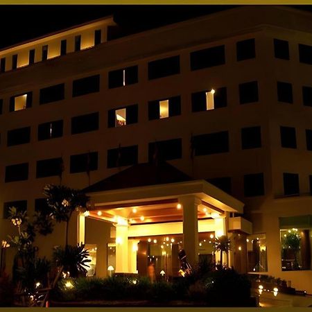 Sri U-Thong Grand Hotel Suphan Buri Bagian luar foto
