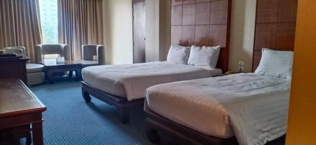 Sri U-Thong Grand Hotel Suphan Buri Bagian luar foto