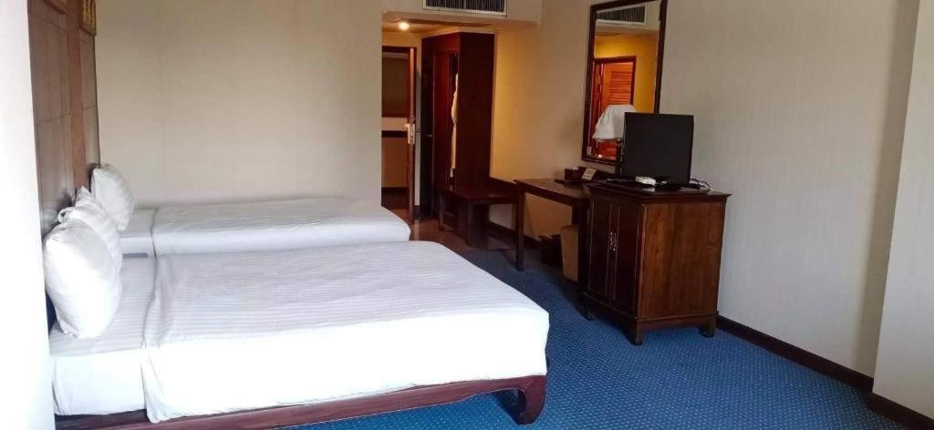 Sri U-Thong Grand Hotel Suphan Buri Bagian luar foto