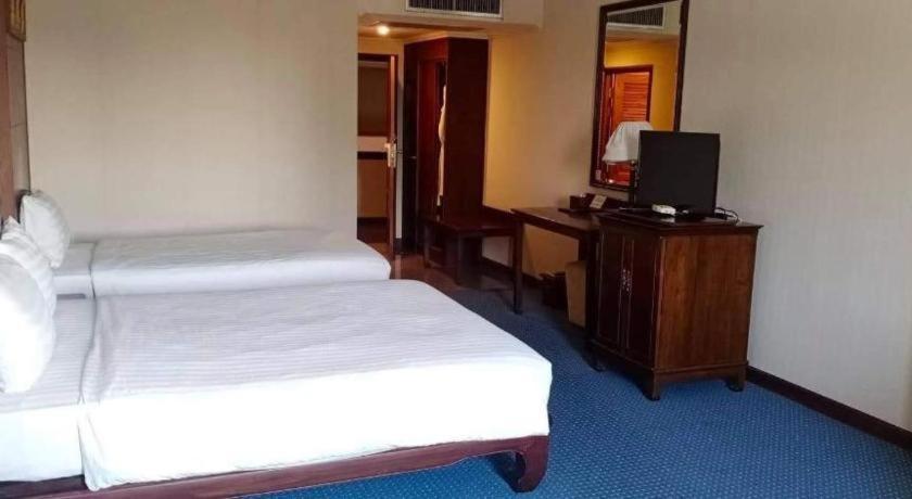 Sri U-Thong Grand Hotel Suphan Buri Bagian luar foto