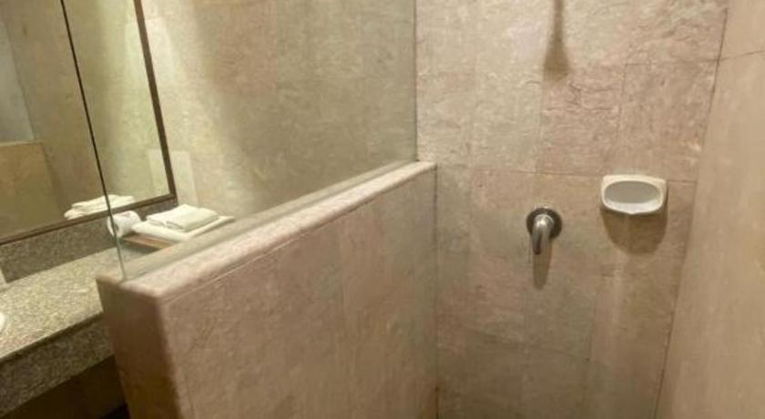 Sri U-Thong Grand Hotel Suphan Buri Bagian luar foto