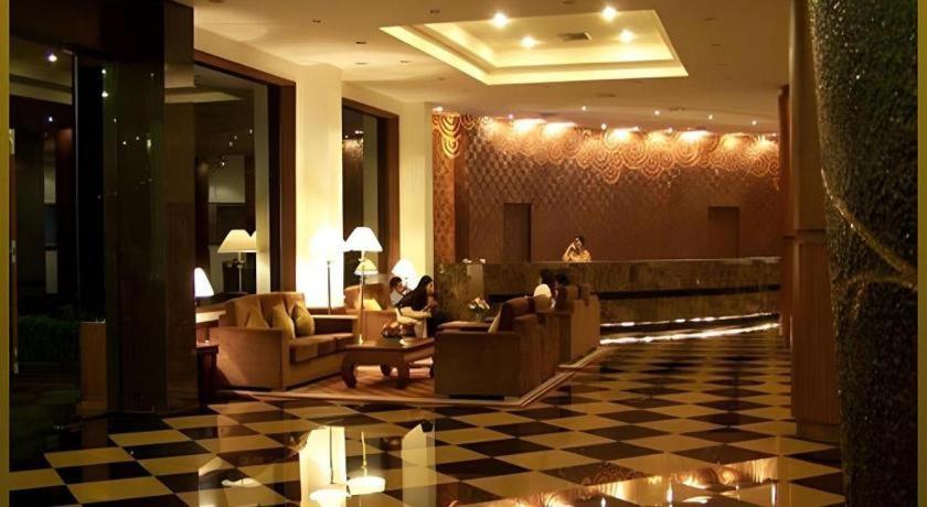 Sri U-Thong Grand Hotel Suphan Buri Bagian luar foto