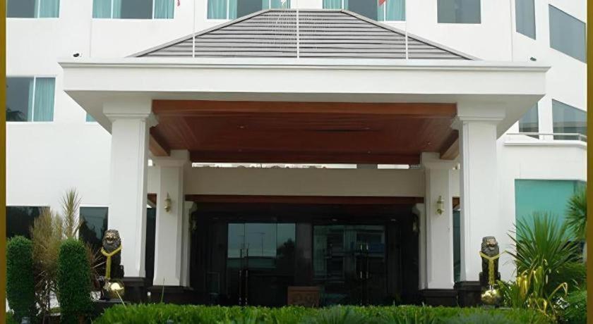 Sri U-Thong Grand Hotel Suphan Buri Bagian luar foto