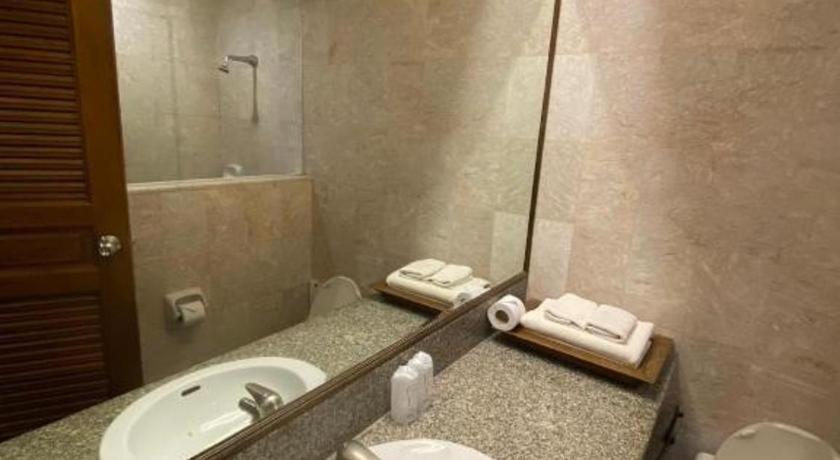 Sri U-Thong Grand Hotel Suphan Buri Bagian luar foto