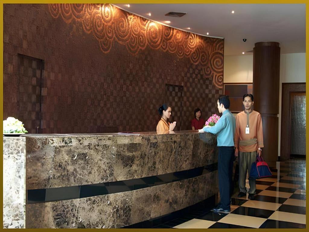 Sri U-Thong Grand Hotel Suphan Buri Bagian luar foto