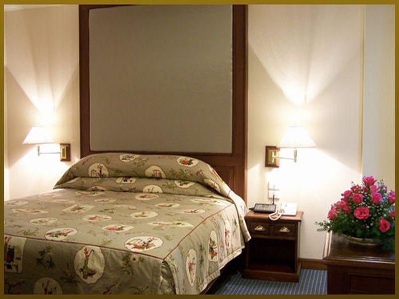 Sri U-Thong Grand Hotel Suphan Buri Bagian luar foto
